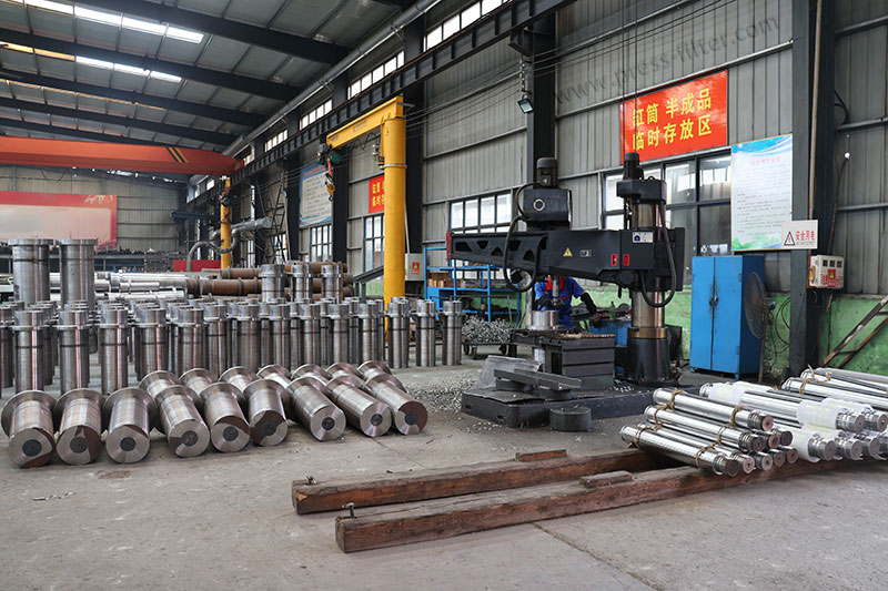 Hydraulic cylinder production workshop